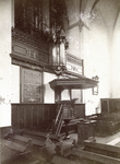 82188 Interieur van de Pieterskerk (Pieterskerkhof) te Utrecht: orgel en preekstoel.